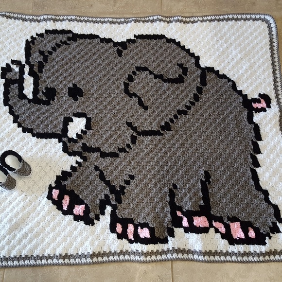 Baby blanket elephant with booties - Picture 1 of 2